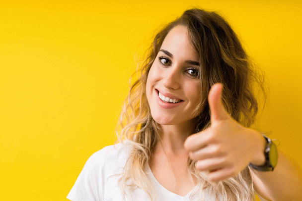 کسب درآمد از هوش مصنوعی: راهنمای جامع 9 مورد، سوالات متداول و چالش‌ها